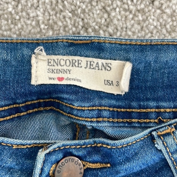 038: ENCORE JEANS denim blue slightly distressed jeans in women’s size 3 - Picture 7 of 9